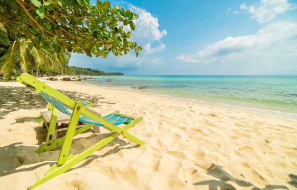 Шезлонг на пляже