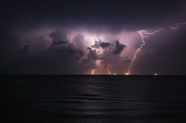 Море шторм гроза