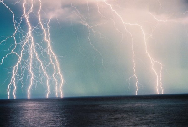 Гроза на море