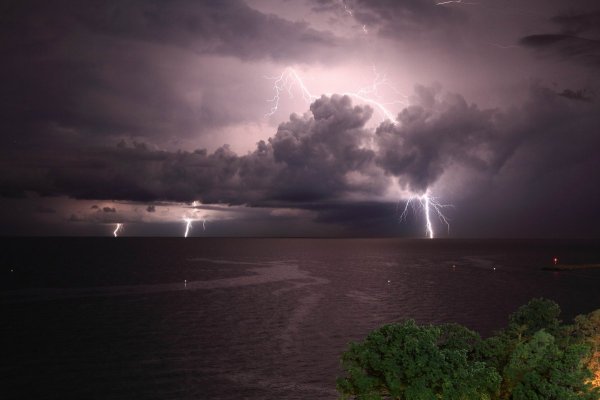 Гроза над морем