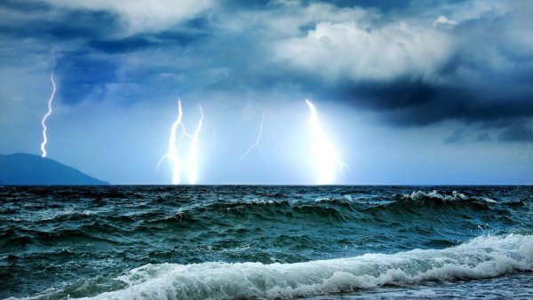 Гроза над океаном