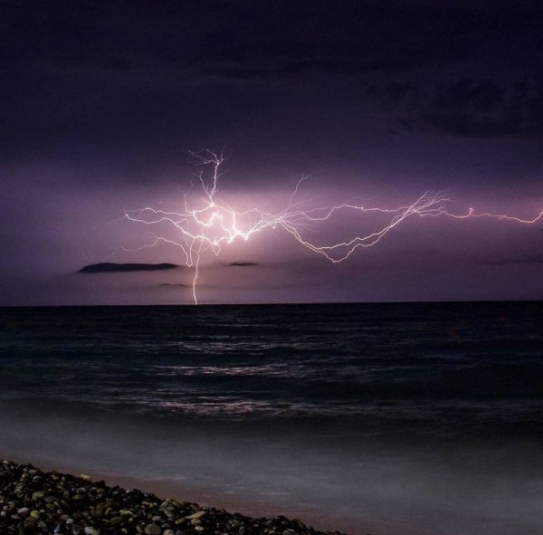 Молния над океаном