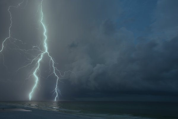 Гроза над морем в Крыму