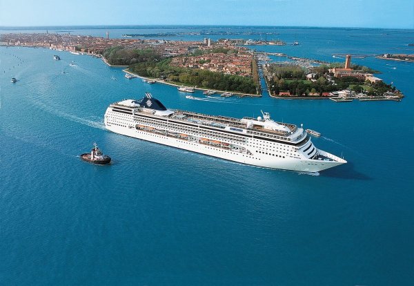 Круизный лайнер Diamond Princess