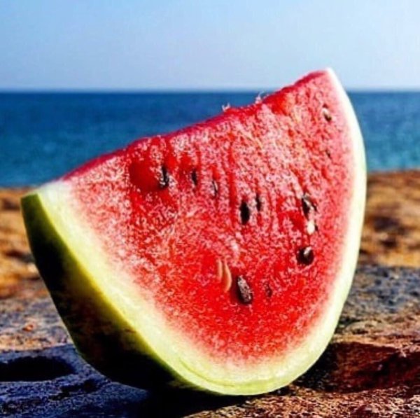 Арбуз на пляже