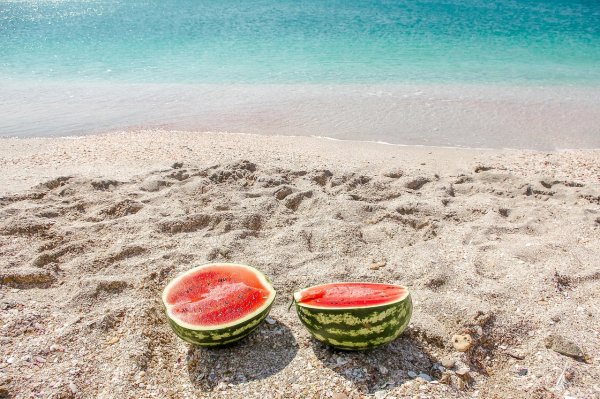 Арбуз на фоне моря