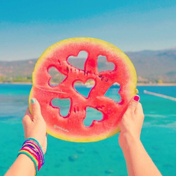 Арбуз на фоне моря