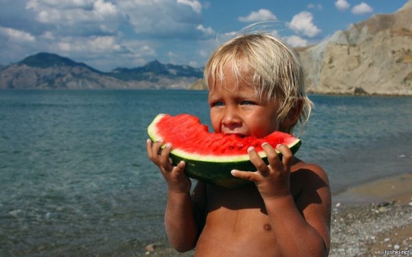 Фотосессия с арбузами детская на море