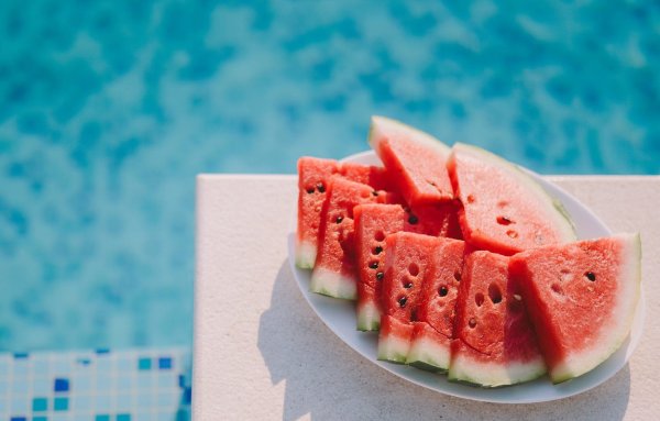 Арбуз на тарелке