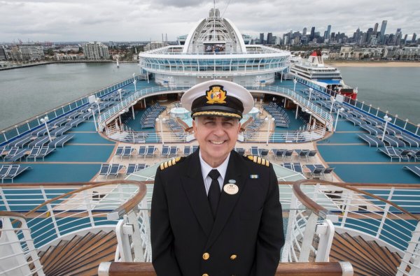 Капитан корабля на мостике