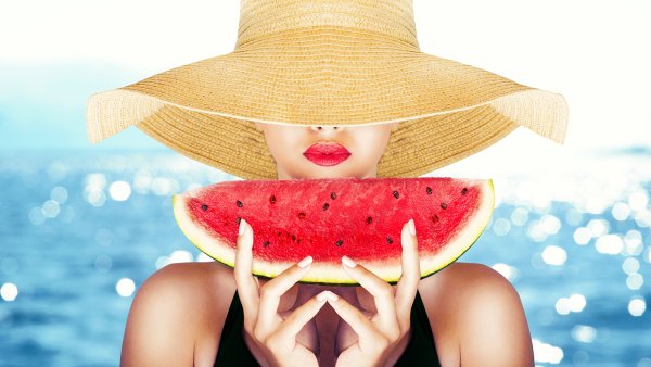 Девушка с арбузом