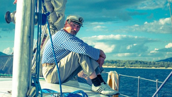 Моряк за штурвалом