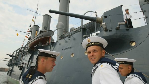 Капитан с подзорной трубой