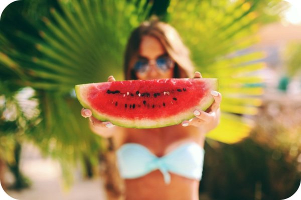 Девушка с фруктами на пляже