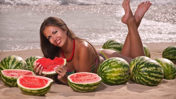 Девушка с арбузом