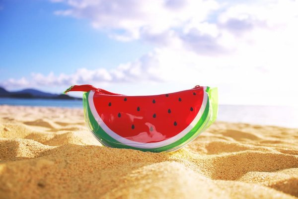 Арбуз на песке фото
