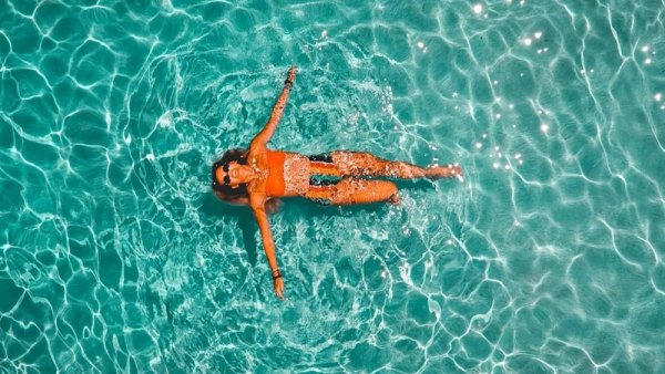 Плавать в море