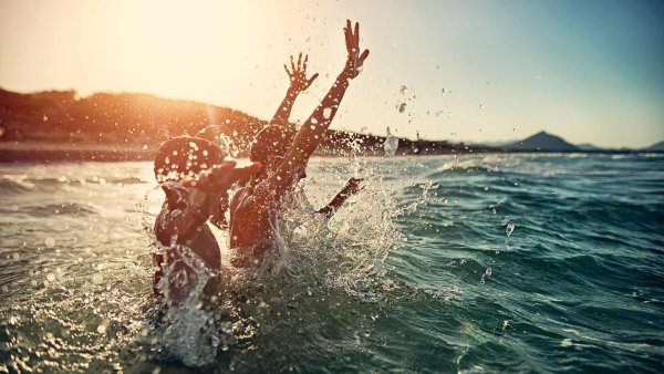 Дети плещутся в море