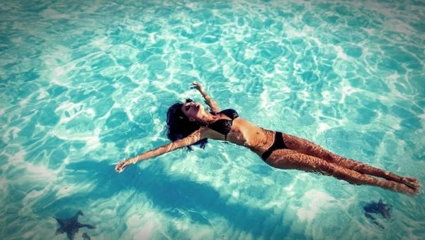 Девушка плывет в море