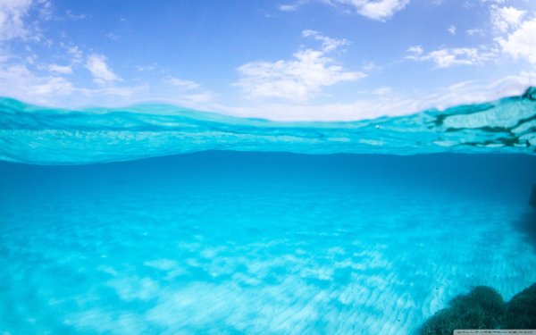 Море наполовину в воде