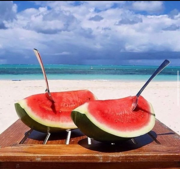Фрукты на пляже