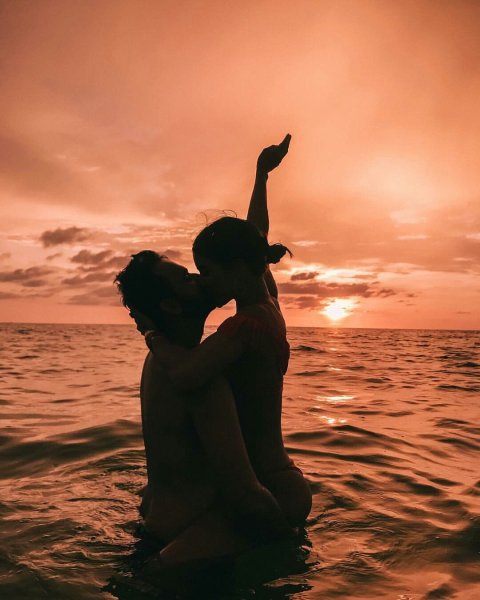 Влюбленные на берегу моря