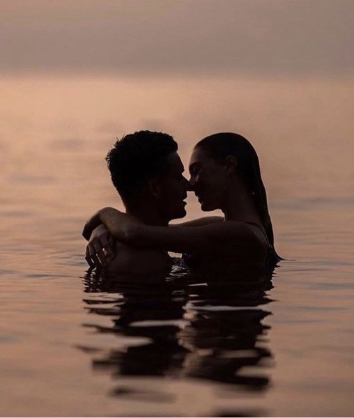 Влюбленная пара на берегу моря