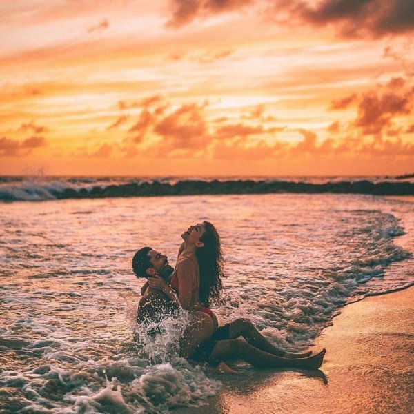 Влюбленные пары на море