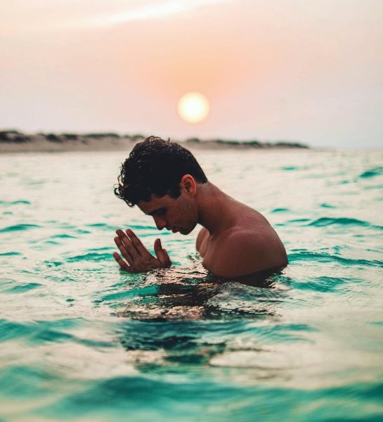 Мужская фотосессия в воде