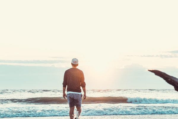 Парень возле моря