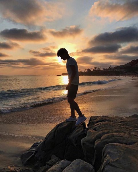 Люди на пляже ночью