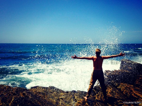 Парень на море