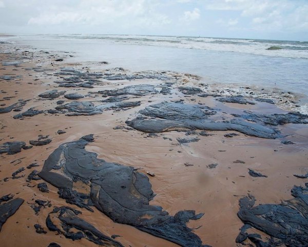 Разлив нефти на воде