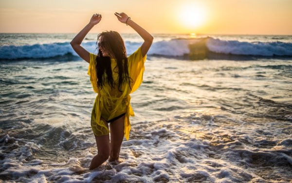 Девушка на закате у моря