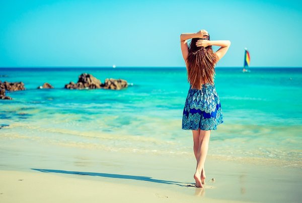 Девушка на берегу моря