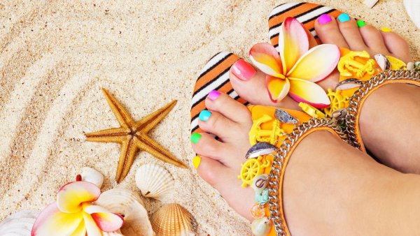 Пляжный педикюр красивый