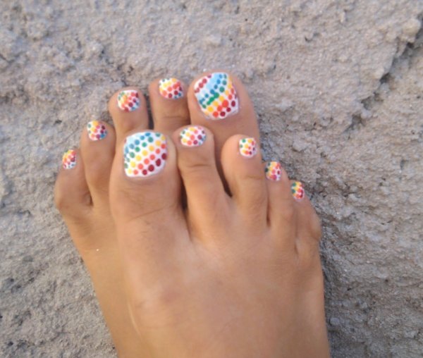 Цветной педикюр на ногах