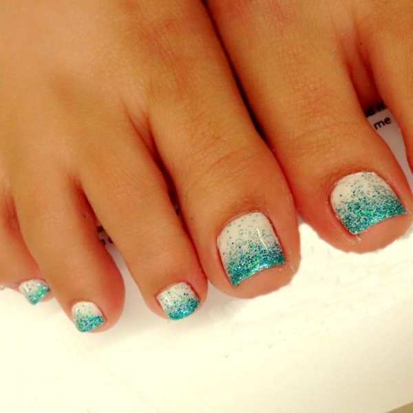 Бирюзовый педикюр
