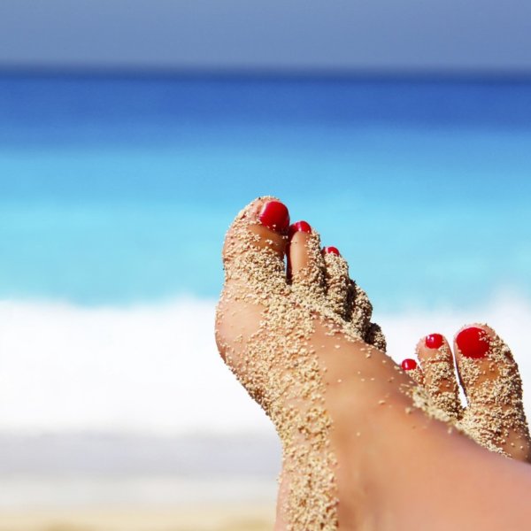 Девушки с педикюром на пляже