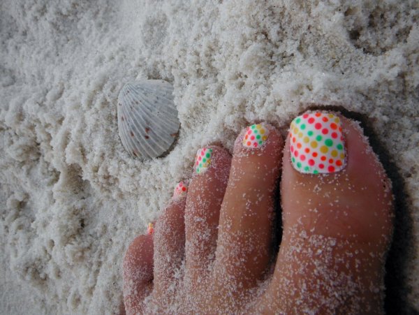 Педикюр для пляжа яркий