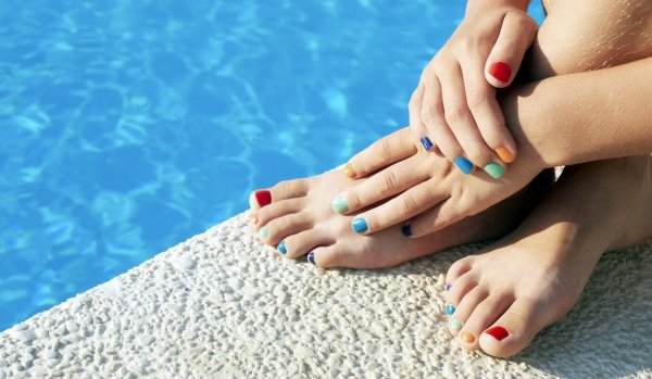 Маникюр педикюр девушка