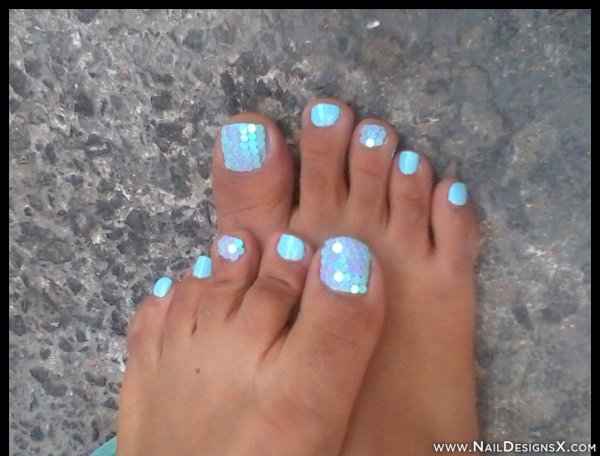 Педикюр голубой с блестками
