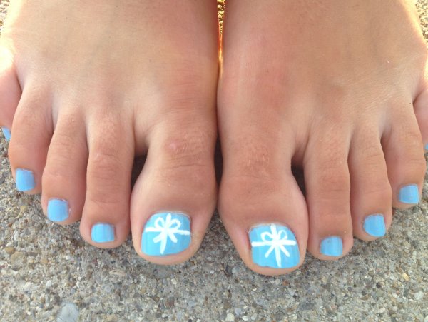 Голубой педикюр