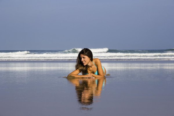 Девушка лежит на берегу