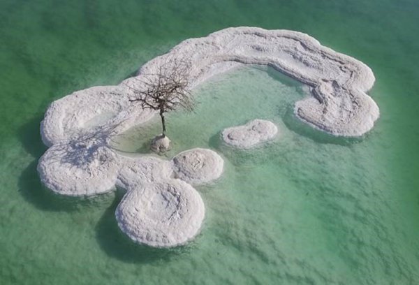 Соляной остров в Мертвом море