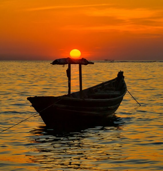Море закат лодка