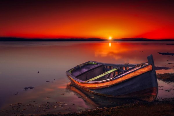 Яхта в море на закате