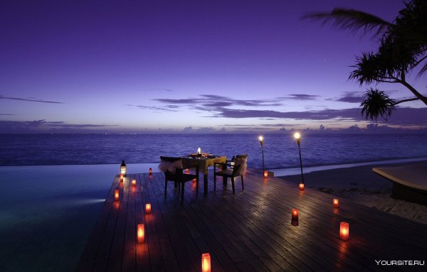 Костер на берегу моря на закате