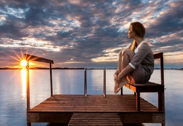 Сидит на пирсе