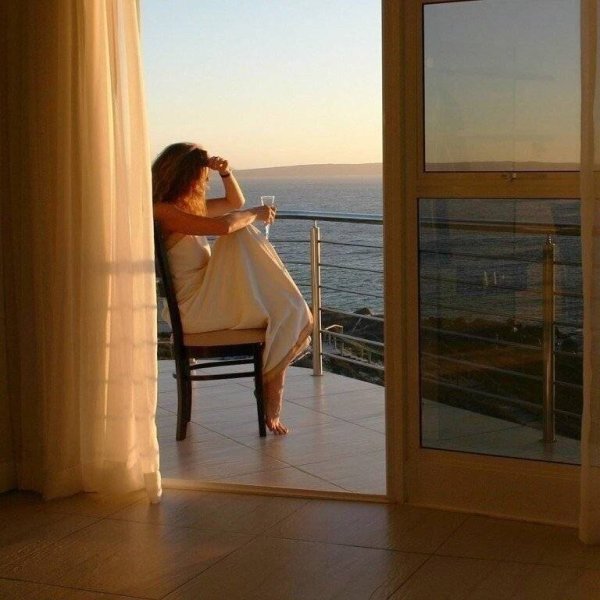 Женщина сидящая у моря